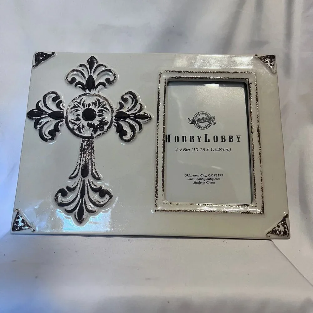 Hobby Lobby-NWT-Rustic Cross Ceramic Picture Frame (4x6) Stand Up/Hang-Cream/Br.